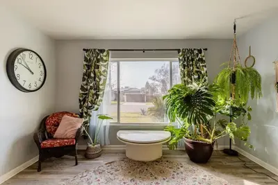 Image de Cheerful 2-bedroom ranch style home w/ fireplace