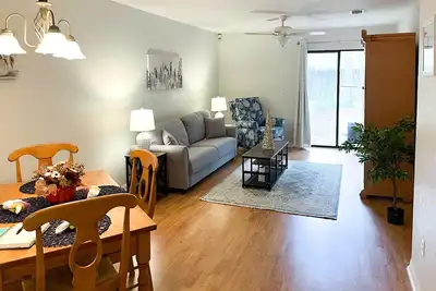 Cozy Condo ~ 5 Mi to University of Florida!