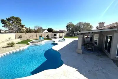 Image de Spring Break Dream! Large yard, salt water pool-spa, billiards-ping pong