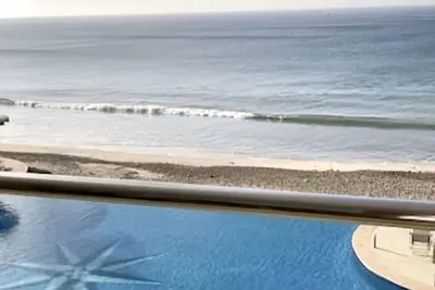 Image de Spectacular Beach Front Condo. Small bldg with infinity pool and gym.