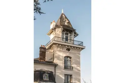 Image de French Manor House in Fontainebleau Forest