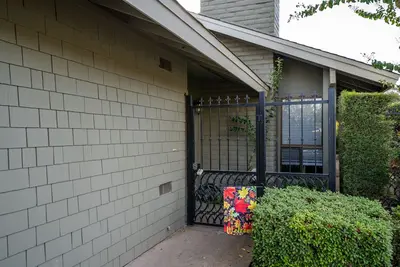 Image de Chic condo with pool access- and beautiful courtyard inside home