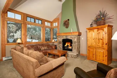 Image de Bright 2 Bedroom Premier Townhouse with Fireplace!