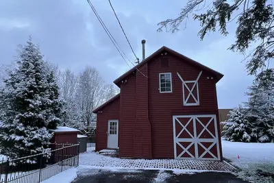 Charming Ski Chalet in Town only 5 Minutes from 2 Ski Hills!