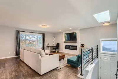 Alluring 5bd Aviation Home w/ Garage Parking