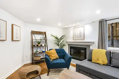 Image de Spacious Daylight Basement- 1br Suite in Roseway