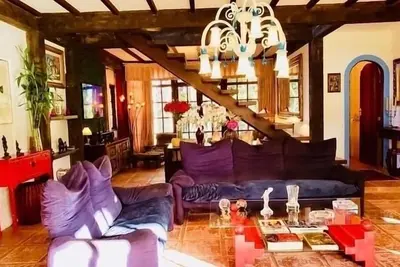 Image de Luxurious mansion on 11, 000 m2 estate with lake and trails.