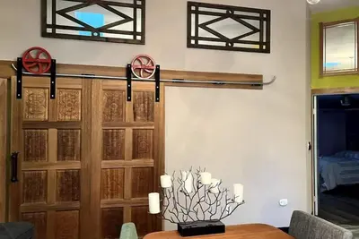 Image de 5th Ave Pond Side Retreat