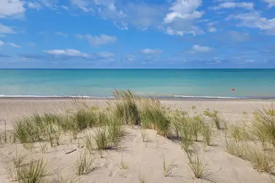 Image de Bright beach house, white sand & stunning sunsets!