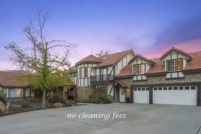 Image de Private Hilltop Estate: Pool, Spa, Bar, Arcade