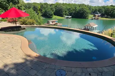 Image de Beautiful lakeside family or corporate retreat with pool, hot tub, and  more!