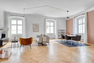 Image de Hip Innere Stadt 2br w/ Elevator & Pvt Entry, nr U1 & U4, by Blueground