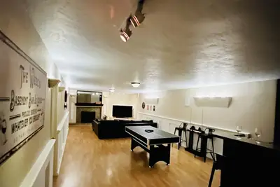 Image de Contemporary Traditional w/ Pool, Wet Bar and Pool Table