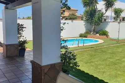 Image de Minichalet Jacaranda avec piscine, jardin et barbecue.