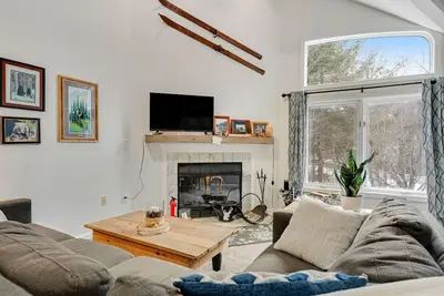 Image de Slopeside condo with nearby skiing, balcony, fireplace, & washer/dryer