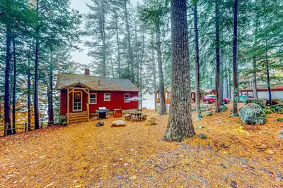 Image de Lakefront camp with cozy cottage-style interior and board games - kayaks welcome