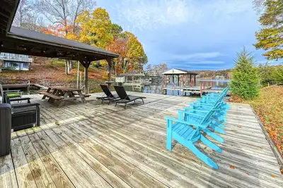 Image de Leisurely lake house with hot tub, waterfront deck, swimming cove & firepit