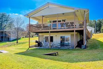 Image de Dog-friendly lakefront home with dock, kayaks, washer/dryer, & central Ac