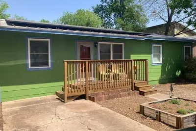 Image de Quaint, dog-friendly home with screened-in porch, deck, firepit, Bbq, &  Ac