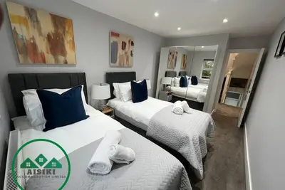 Image de North Finchley N12 - Stylish 2Bedroom/2Bathroom Pet Friendly Duplex Flat with Free Wifi