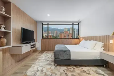 Image de Go Living 1013 · Stylish Loft apt, kitchenette & Ac and coworking