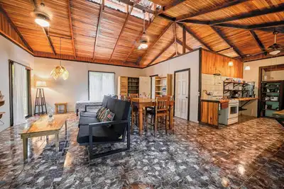 Image de Spacious 2nd floor apt - a min’ walk to the beach