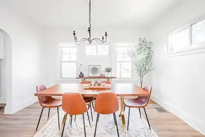 Mid-Century Modern 2b Bungalow w/Fenced Yard, Offstreet Parking, 10 min to Dt