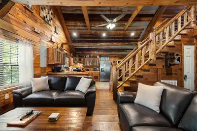 Image de Hideaway Lodge | Rustic W/ Hot Tub! Pet Friendly