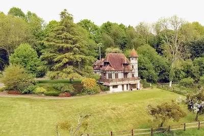 Image de Elégant manoir à colombages avec son espace Spa, son Pub Anglais et ses Pianos