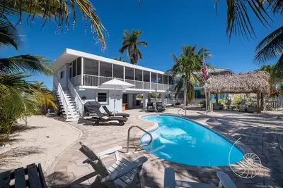 Image de Open February 2024! \"Paradise South\" ~ Chic Island Home with Pool & Dockage