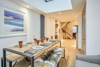 Image de Insignia -  Townhouse that sleeps 6 guests in 3 zip and link bedrooms