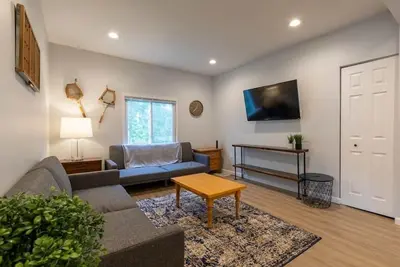 Image de Urban Oasis, Easy City Access, Brand New!