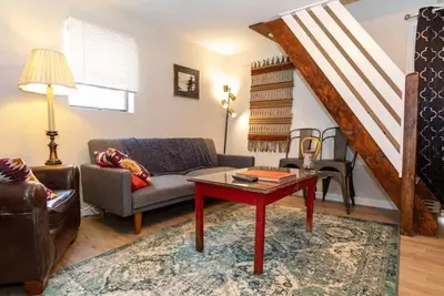 Image de Cozy & Comfy Cottage in the City - w/ parking!