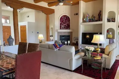 Image de Light-filled New Mexican Villa with Mountain Views