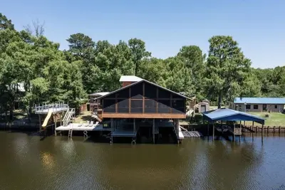 Image de Summertime! ! Hot Tub! ! Fire Pit! Getaway at this Epic Waterfront Home! !