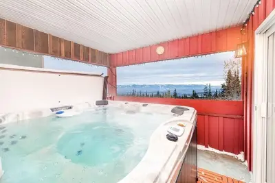 Image de Cozy Chalet  (ski-in/ski-out, 2 King Beds, Hot-Tub, Dog-Friendly! ) Sleeps 13