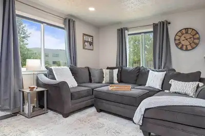 Image de Updated Townhome: Near Airport & Shopping!