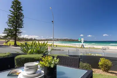 Image de Mariners 3 - The closet apartment to Mollymook Beach, you can almost touch it!