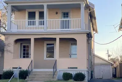 Hunter #1, Private One Bed near Xavier & Downtown