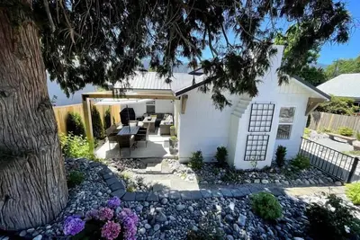 Image de Lake Chelan Gem downtown! Your own patios and spa-walk to lake/marina/food
