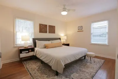 Marsh view home w/ screened porch, king bed - 7 minutes to downtown!