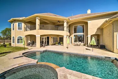 Image de Luxurious Getaway w/pool! 4 min from airport!