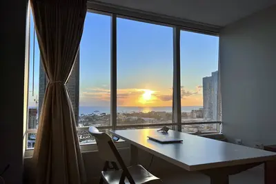 Image de Ocean/Pool/Gym/Bbq, 700+ sqft, 8min walk to beach