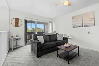 Near Uf, 2 Beds - w/Free Parking