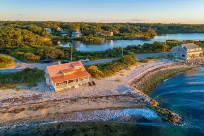 Image de Fabulous Waterfront 3-Bedroom Martha's Vineyard Cottage