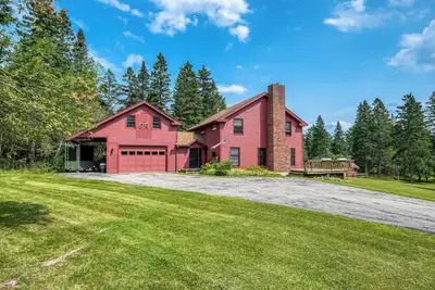 Image de Reef's Rangeley Lodge - great amenities, including hot tub!