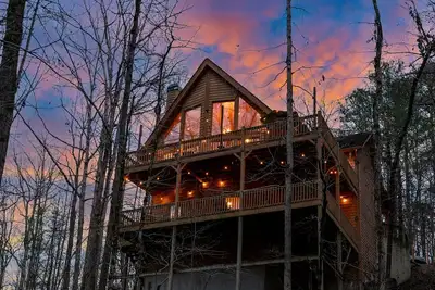 Image de Pet Friendly Mountain Chalet - Hot Tub & Game Room