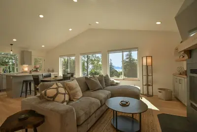 Image de Beautiful, comfortable, clean, scenic, bay and mountain view home.