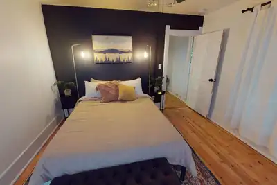 Image de Beautiful two story, downtown home, one block from the Square,