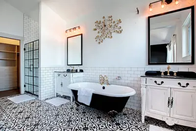 Image de *Rare Find* Luxury Inner City Home